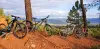 在 Roussillon 的赭石中骑山地自行车