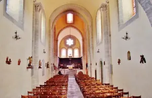 El interior de la iglesia de Saint-Léger.