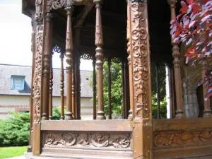Detail der Vorhalle der Kirche