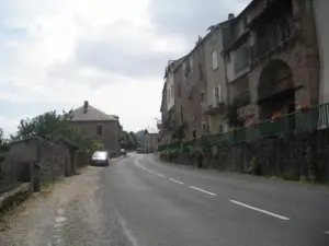 Avenue Déodat Alaus, maisons adossées aux remparts