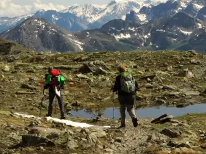 Going up, uitzicht op de hoge toppen van de Alpen