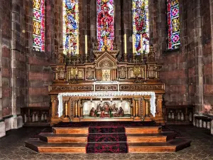 Interieur van de Saint-Martin-kerk - Hoogaltaar en altaarstuk (© JE)