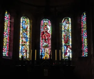 Interior of the Saint-Martin church - Stained glass windows in the apse (© JE)