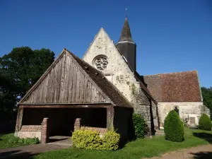 Chiesa dei secoli XI e XVI, con il suo caquetoir (© C. Guyon)