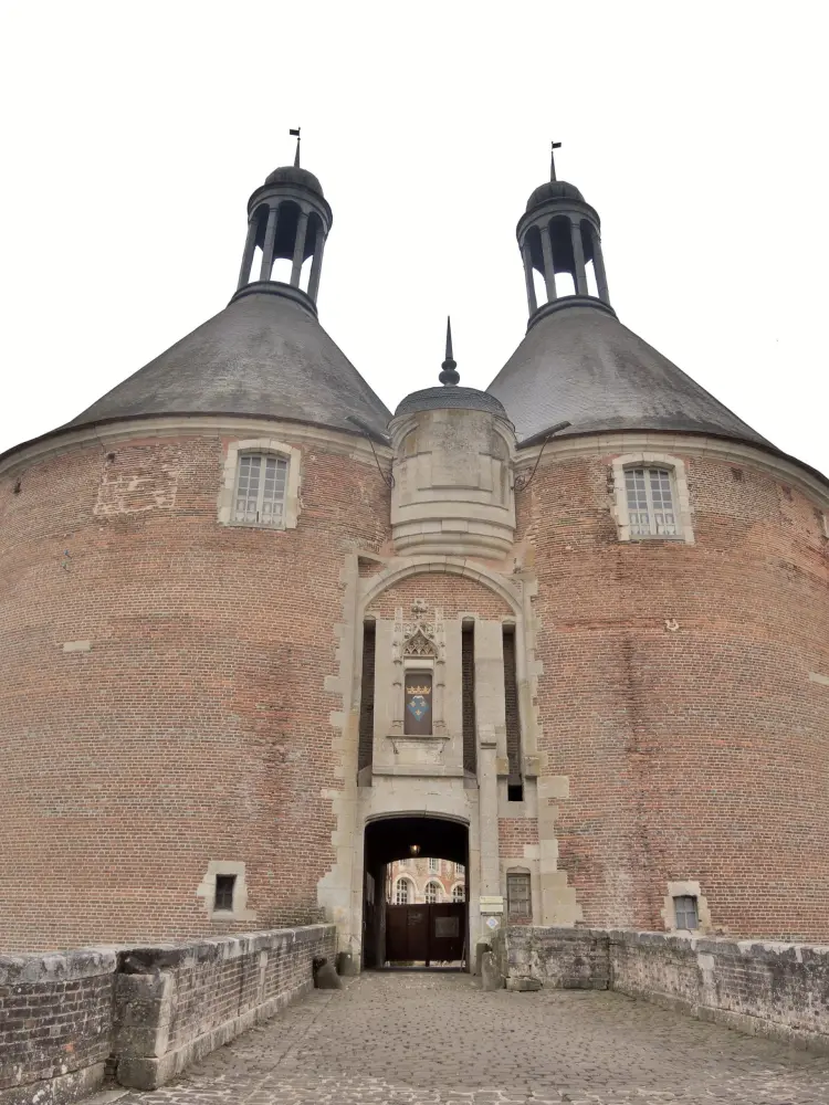 Saint-Fargeau - Entrée du château (© J.E)