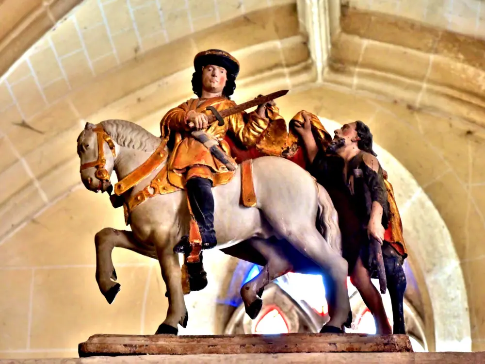 Saint-Fargeau - Sculpture, la charité de saint Martin, au-dessus de la porte de la chapelle sud de l'église Saint-Ferréol (© J.E)