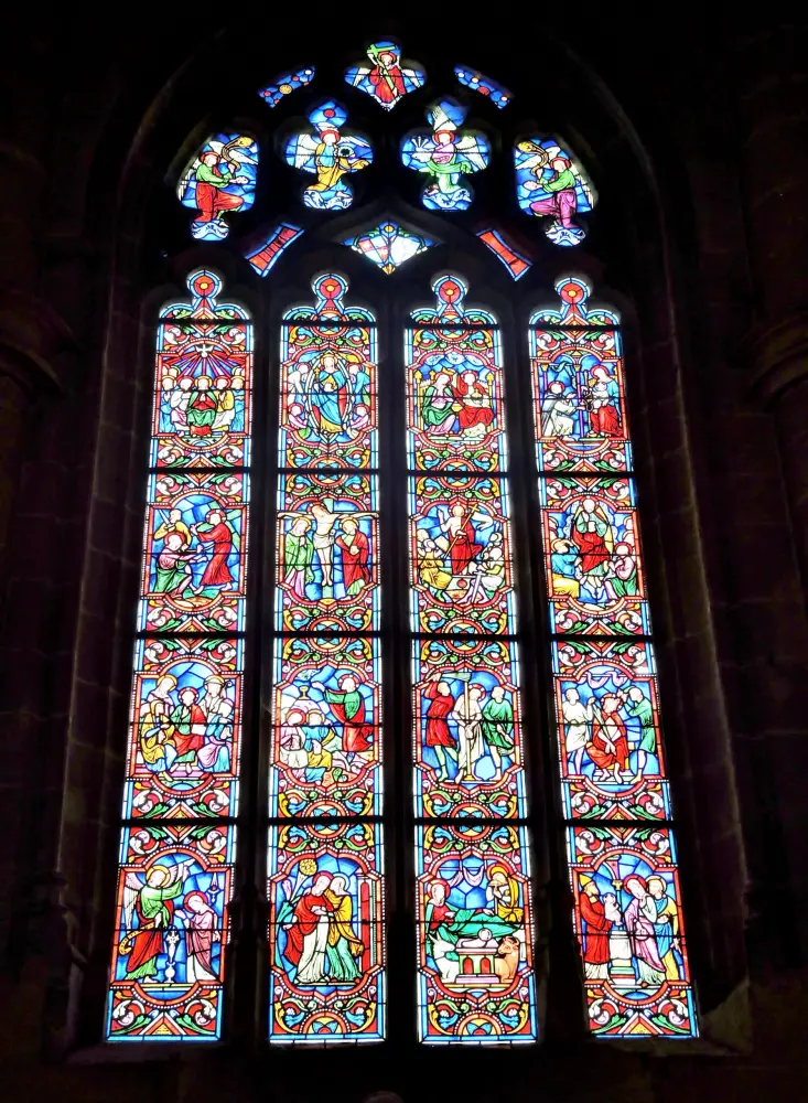Saint-Fargeau - Vitrail du chœur de l'église (© J.E)