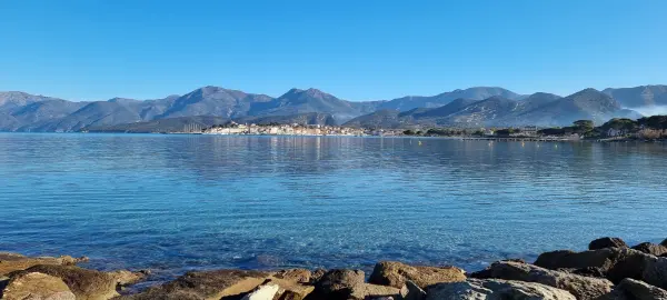 Uitzicht op Saint-Florent vanaf Roya beach