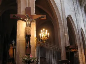 En la catedral, el Cristo negro del siglo XIII.