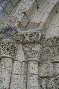Architektonisches Detail der romanischen Kirche von Saint-Georges-d'Oléron