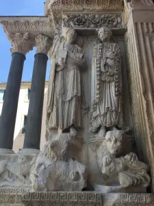Statues-colonnes des apôtres St Jean et St Pierre (© OPENîmes Tourisme)