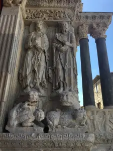 Statues-colonnes des apôtres St Jacques le Majeur et St Paul (© OPENîmes Tourisme)