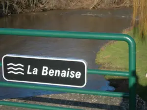 El puente sobre el río Saint-Hilaire-sur-Benaize