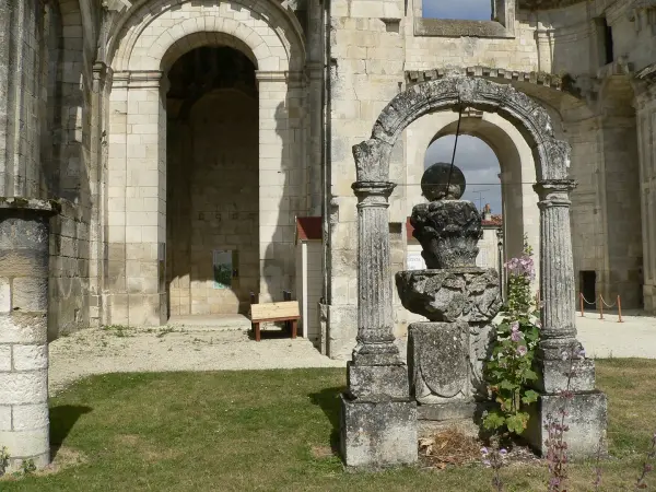 Abbey Saint-Jean-Baptiste - Monument in Saint-Jean-d'Angély