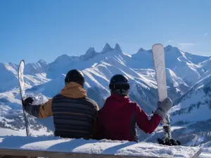 Skiers in front of the Aiguilles d'Arves (© Tourist Office of Saint-Jean-d'Arves)