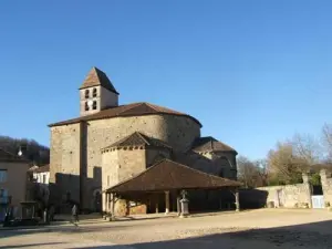 Vue de l'église et de la halle, proches du château