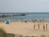 Spelen op het strand in de voorkant van de pier