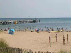 Giochi sulla spiaggia di fronte al molo