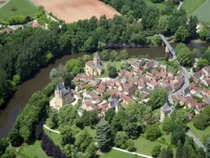 Saint-Léon-sur-Vézère dorp vanuit de lucht