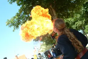 Straße Entertainments - Saint-Lyphard Bourg im Juli und August