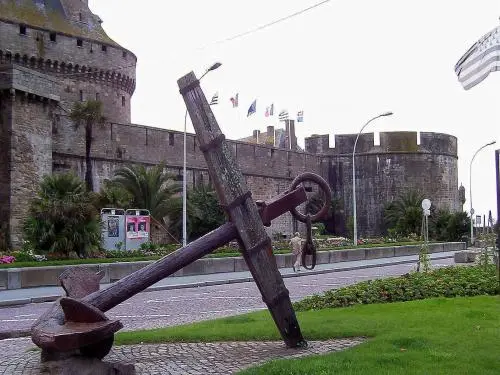 Saint-Malo - Vieille ancre devant le château de Saint-Malo