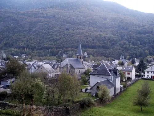 Saint-Mamet - Dorp en kerk van Saint-Mamet