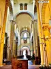 Nave of the church, view of the choir (© Jean Espirat)