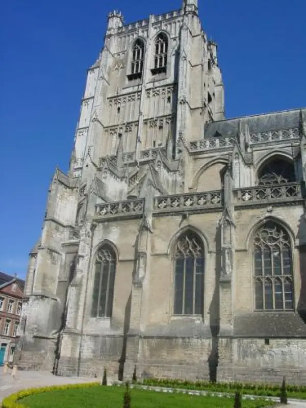 Cathédrale Notre-Dame - Monument à Saint-Omer
