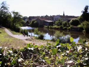 Vue plongeante du lac de Saint-Pardoux sur son village