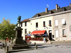 Saint-Pardoux - Place du marché et terrasse de restaurant