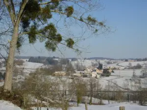 Saint-Pierre-Laval unter dem Schnee im Winter