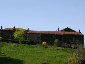 Lieu-dit Les Fonds, una granja típica rehabilitada, como muchas otras fincas agrícolas, en residencia turística