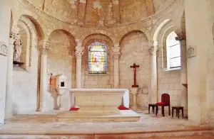 All'interno della chiesa Saint-Restitut