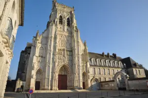 Gevel van de abdijkerk, de kerk die bij de abdij van Saint-Riquier