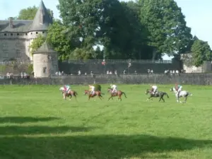 Racecourse en het kasteel Arnac-Pompadour