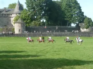 Rennbahn und Burg Arnac-Pompadour