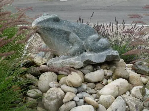 Saint-Trivier-de-Courtes - La Grenouille du rond-point