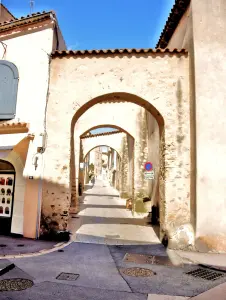 Rue du portail neuf, vue du bas de la rue (© J.E)