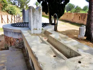 Le puits et son lavoir à ciel ouvert, dans la citadelle (© J.E)