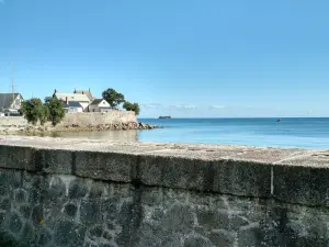 Loop op de weg naar La Hougue