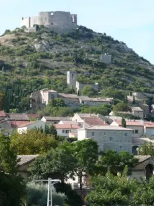 Castellas domineert het dorp