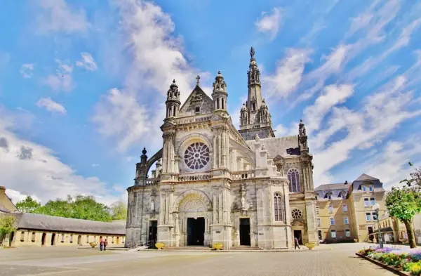 Basílica Sainte-Anne d'Auray - Monumento en Sainte-Anne-d'Auray
