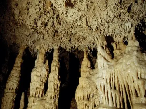 Grotten van Lastournelles - Recreatiegebied in Sainte-Colombe-de-Villeneuve