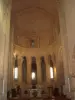 ロマネスク様式の教会の内部