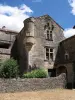 Sainte-Eulalie-de-Cernon - La cour du château