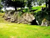 Rocks en tweede grot in de buurt van de kapel van St. Columba (© JE)
