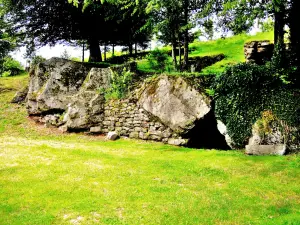 Rocks and second cave near the chapel of St. Columba (© JE)