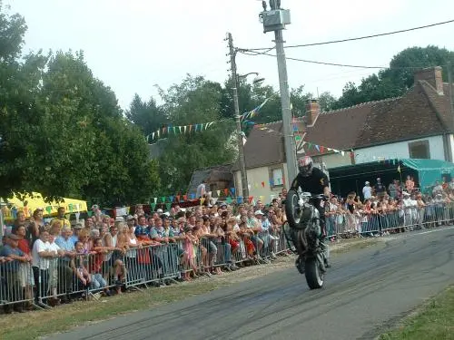 Saintigny - Show moto à la fête au village de Saint-Denis-d'Authou