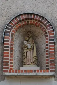 Virgen con el Niño sobre el porche de entrada
