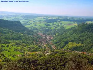 Salins-les-Bains vom Mont Poupet aus gesehen